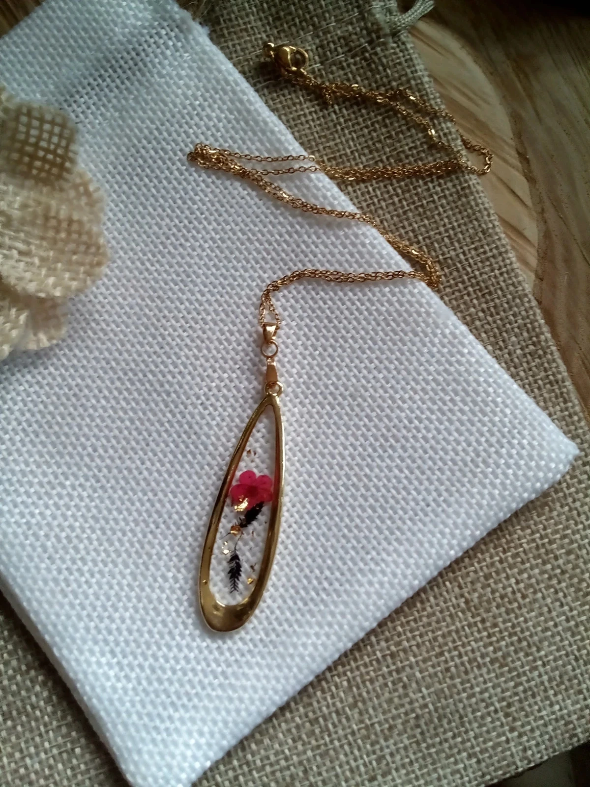 Collier pendentif en fleurs séchées